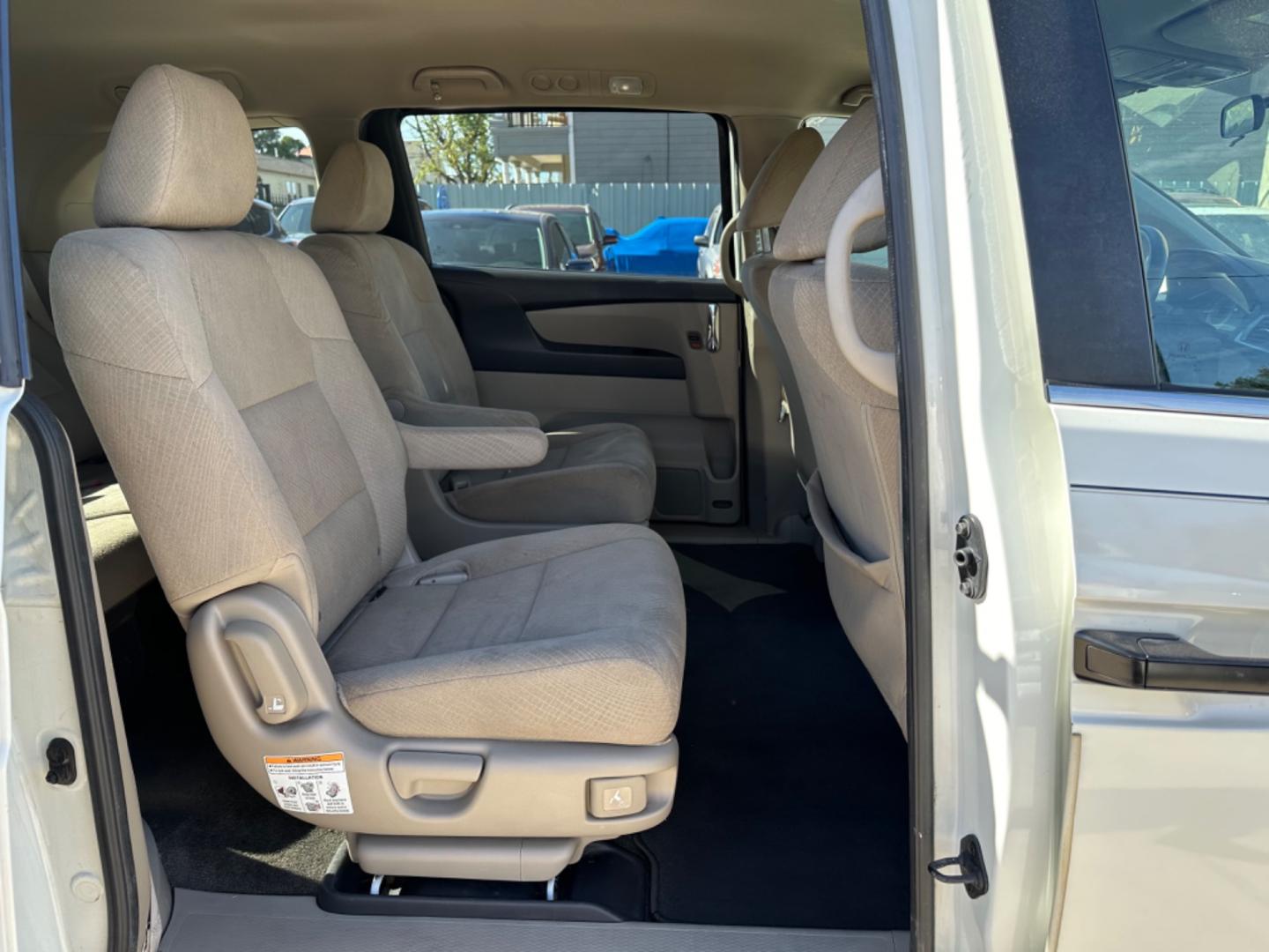 2014 White /Beige Honda Odyssey LX (5FNRL5H29EB) with an 3.5L V6 SOHC 24V engine, 6-Speed Automatic transmission, located at 1501 West 15th St., Houston, 77008, (713) 869-2925, 29.797941, -95.411789 - Photo#5